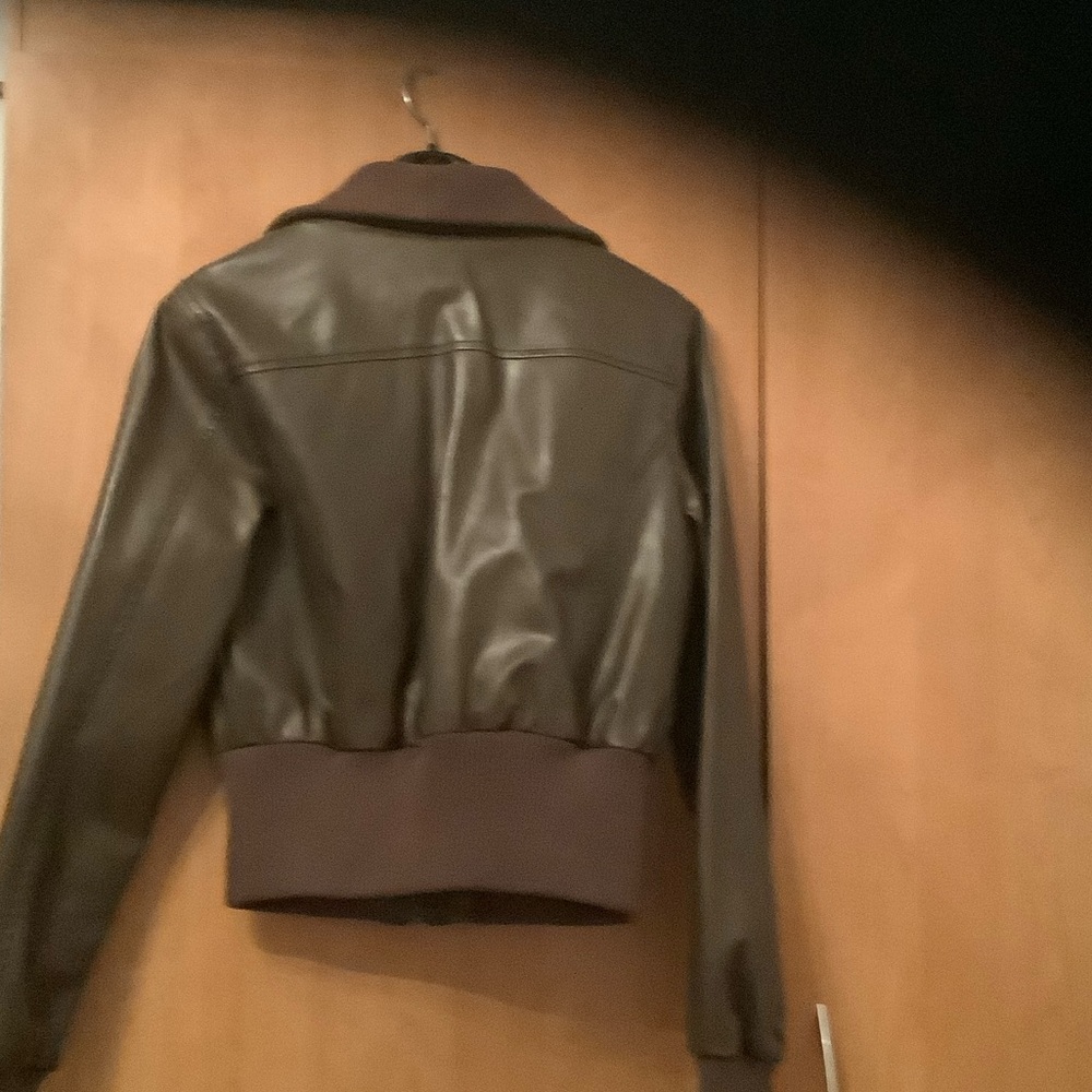 Elegant Women's Brown Leather Jacket - Picture 2 of 4